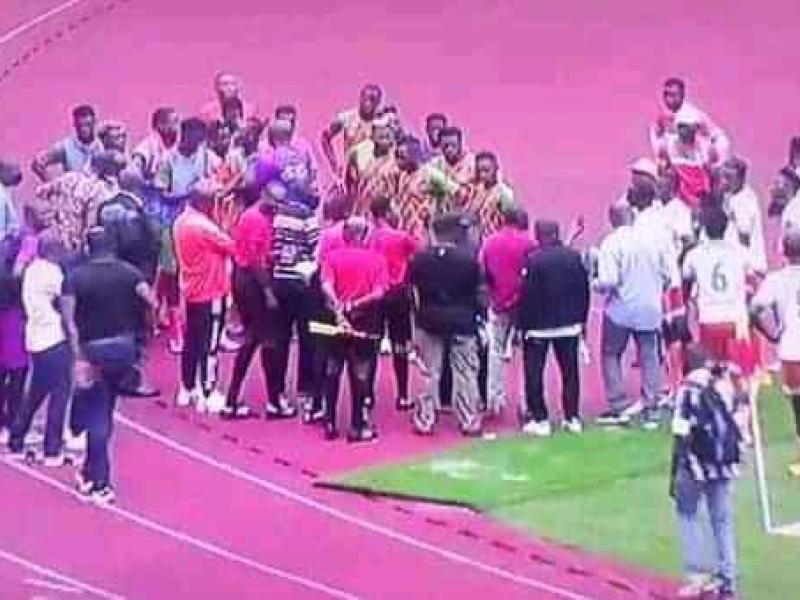 Discussion entre le commissaire du Match , arbitres et les deux parties du FC Renaissance
