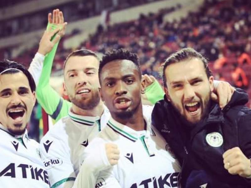 Paul-José Mpoku et ses coéquipiers de Konyaspor, en pleine célébration.