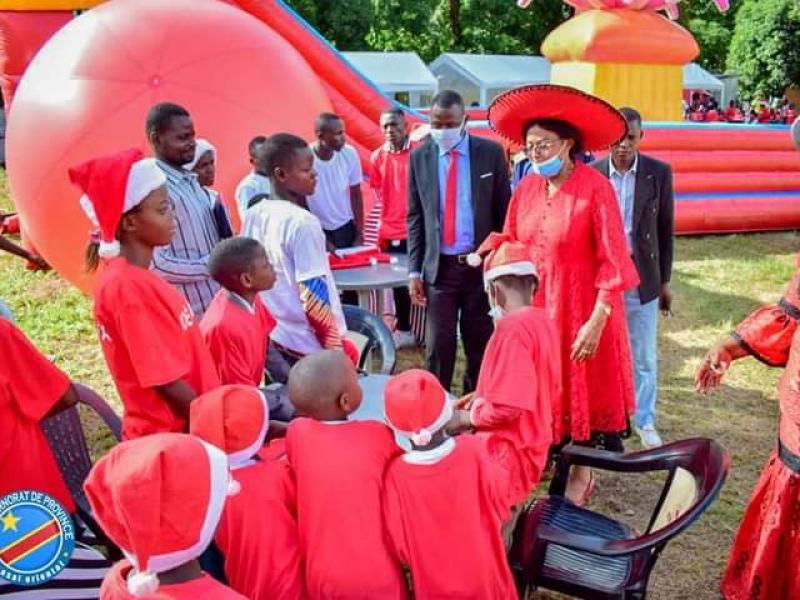 Kasaï Oriental : Jeanette Longa Musuamba offre un repas de Noël aux enfants vulnérables de Mbuji-Mayi
