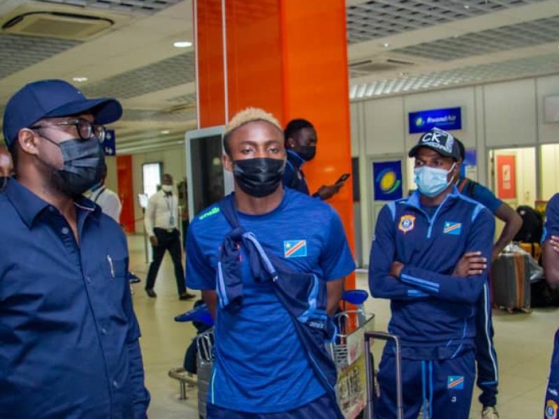 Le ministre des sports et loisirs, Serge Nkonde Chembo et quelques Léopards à l'aéroport international de N'djili