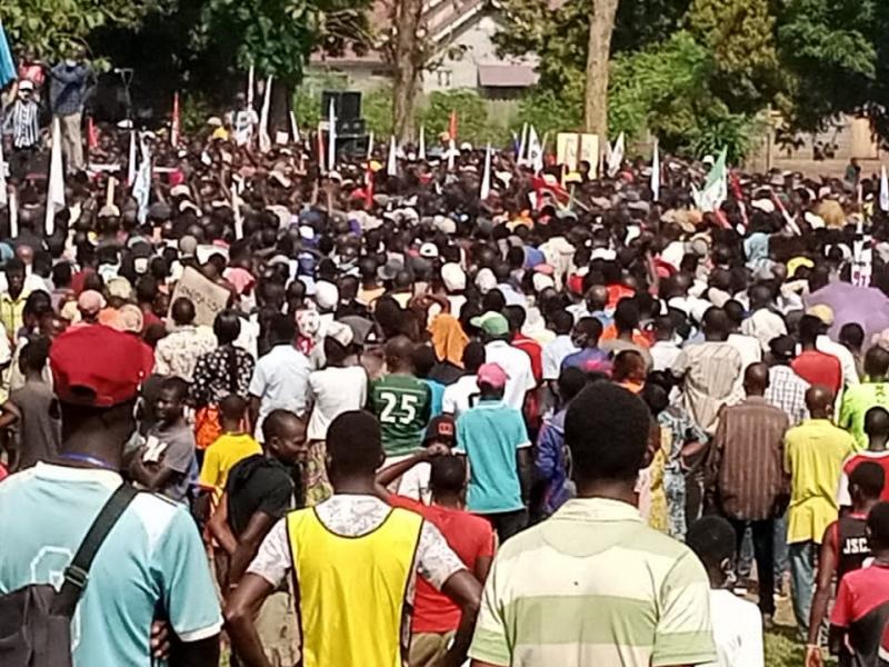 Jean Lucien Bussa noyé dans une foule immense.