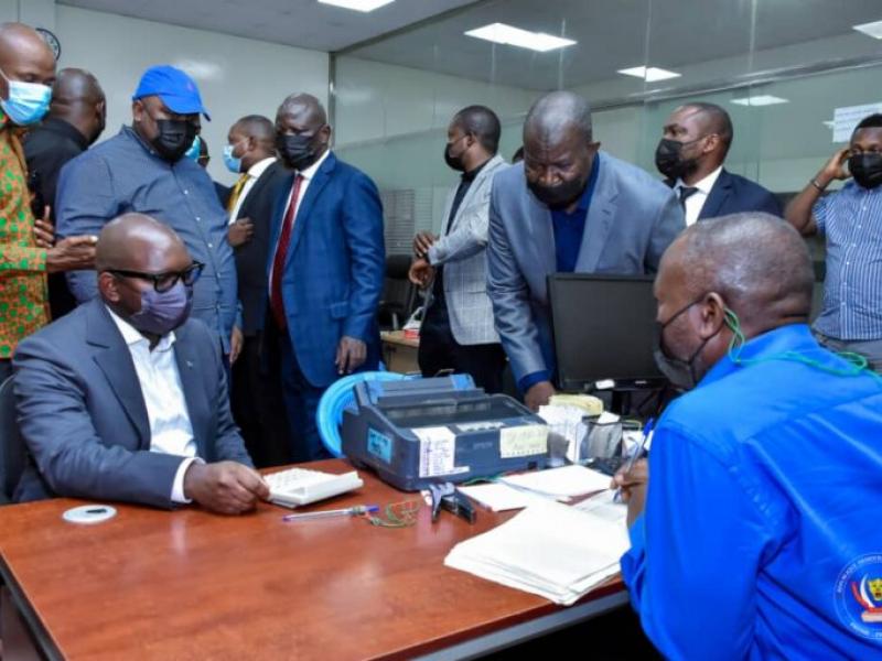 Le premier ministre, Sama Lukonde lors d'une descente dans quelques chambres froides à Kinshasa