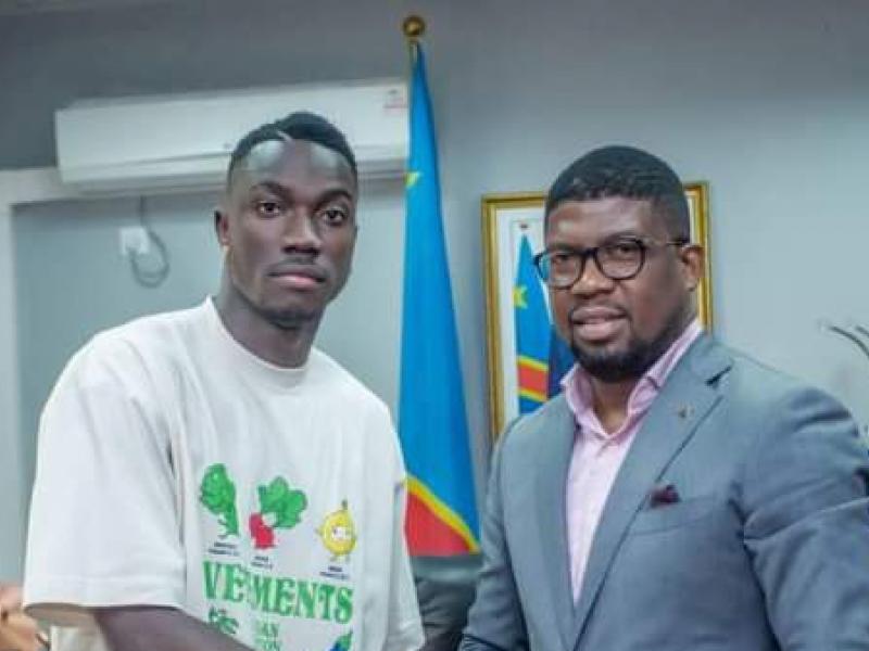 Silas Katompa et le ministre des sports, Serge Nkonde Chembo à Kinshasa. [Photo d'illustration]