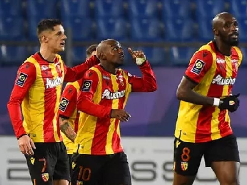 Le milieu de terrain congolais, Gaël Kakuta en pleine célébration d'un but avec ses coéquipiers du RC Lens. [Photo d'illustration]