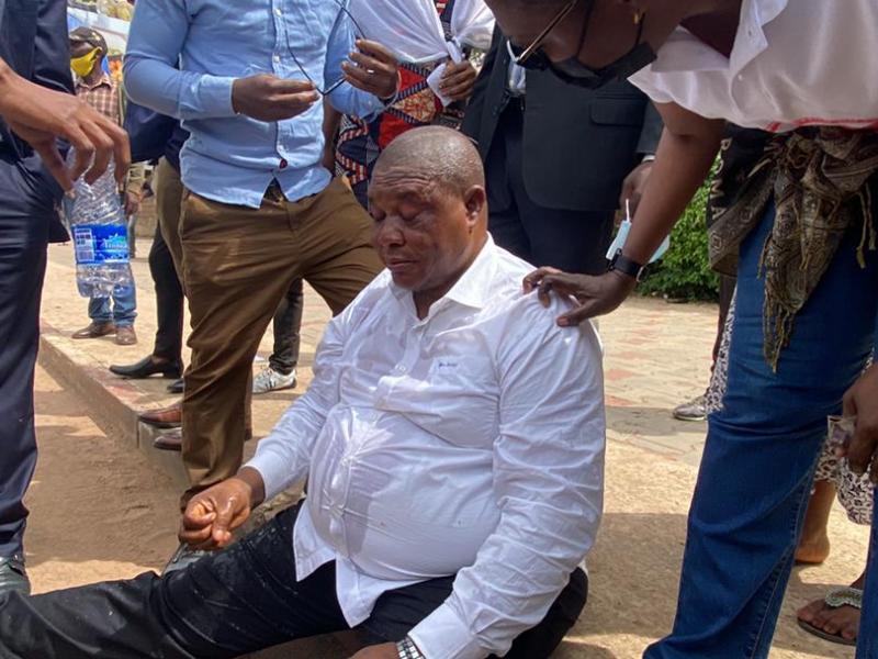 Le député Kahozi bin Malisawa essoufflé après la répression violente lors de la marche pacifique organisée pour exiger la libération du Pasteur Ngoyi Mulunda à Lubumbashi