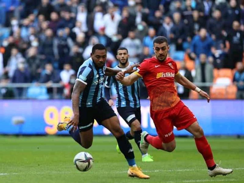 B. Asombalanga en duel avec un défenseur de Kayserispor