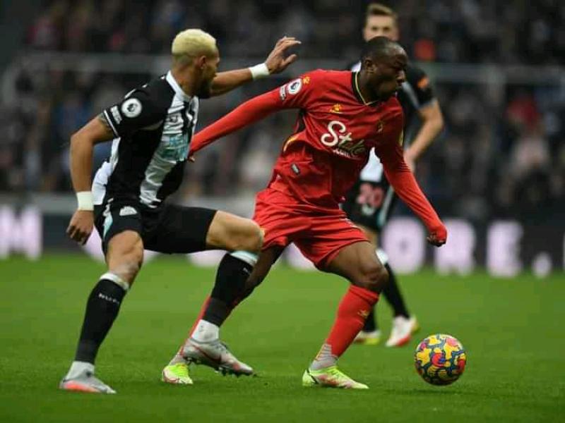 Edo Kayembe protège le ballon devant un joueur de Newcastle