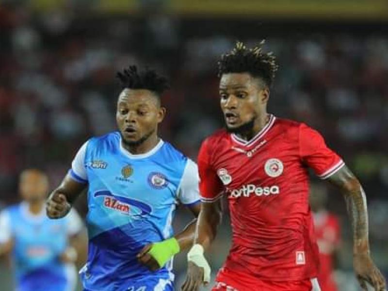 Henock Inonga en duel avec un joueur de Azzam FC.
