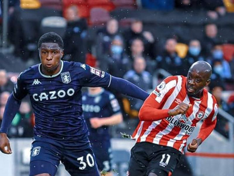 Yoane Wissa en duel avec un défenseur d'Aston Villa.