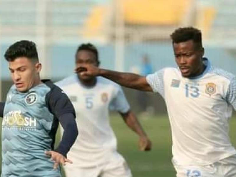 Le latéral droit des léopards de la RDC, Ernest Luzolo en duel avec un joueur de Pyramids FC d'Égypte.