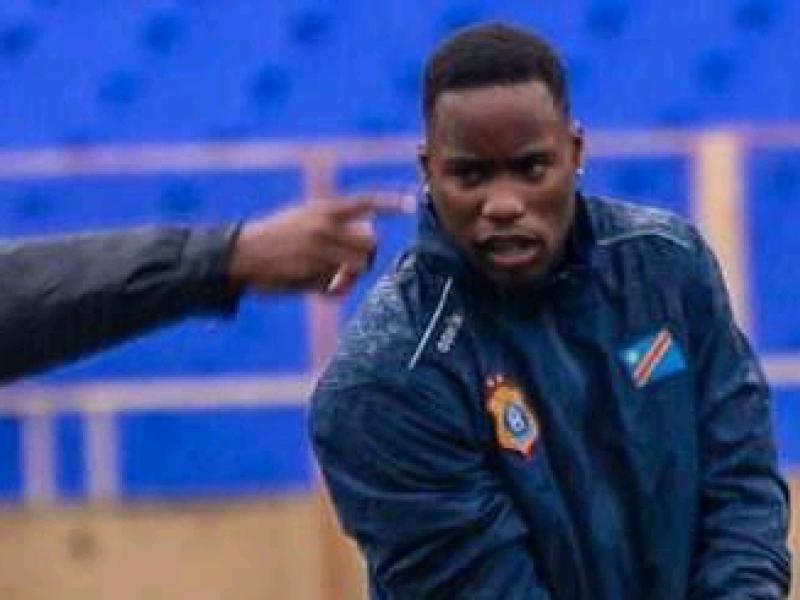 Lionel Mpasi avec Robert Kidiaba, lors d'une séance d'entraînement des léopards de la RDC, au stade des martyrs de Kinshasa.