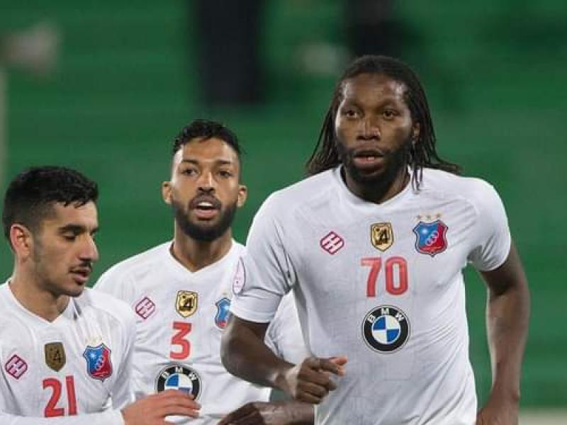 Dieumerci Mbokani en pleine célébration d'un but avec ses coéquipiers de Kuwait SC.