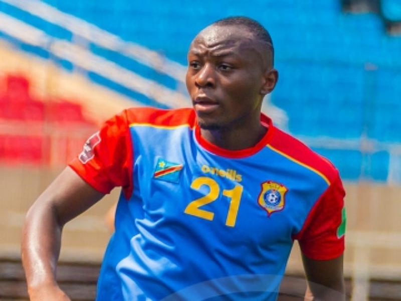 Edo Kayembe sous les couleurs de l'équipe nationale de la RDC, au stade des martyrs de Kinshasa.