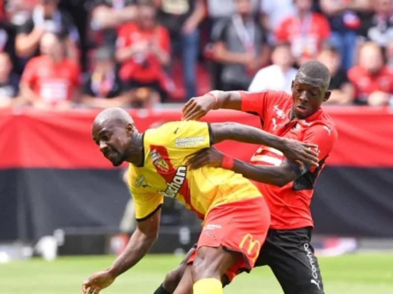 Gaël Kakuta, en duel avec le capitaine du Stade Rennais, Hamari Traoré.
