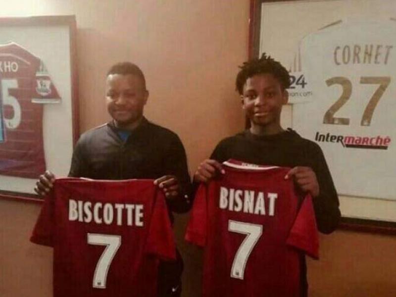 Mbala Mbuta Biscotte et son fils Bisnat Mbala, lors de la signature d'un contrat avec le FC Metz, en 2019.