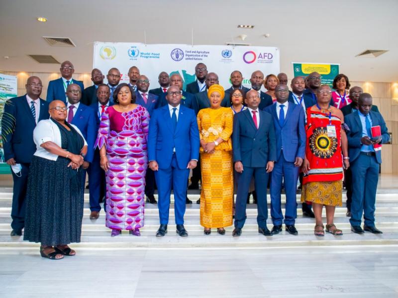 Le premier ministre, Sama Lukonde entouré de plusieurs personnalités lors du lancement du 3e forum pour le le développement rural en Afrique