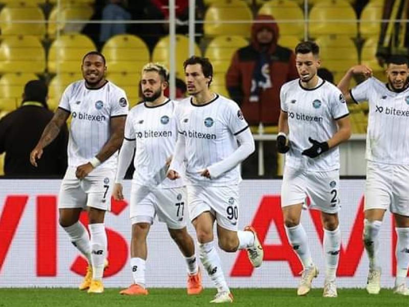 Britt Assombalanga, en pleine célébration d'un but avec ses coéquipiers de Demirspor.