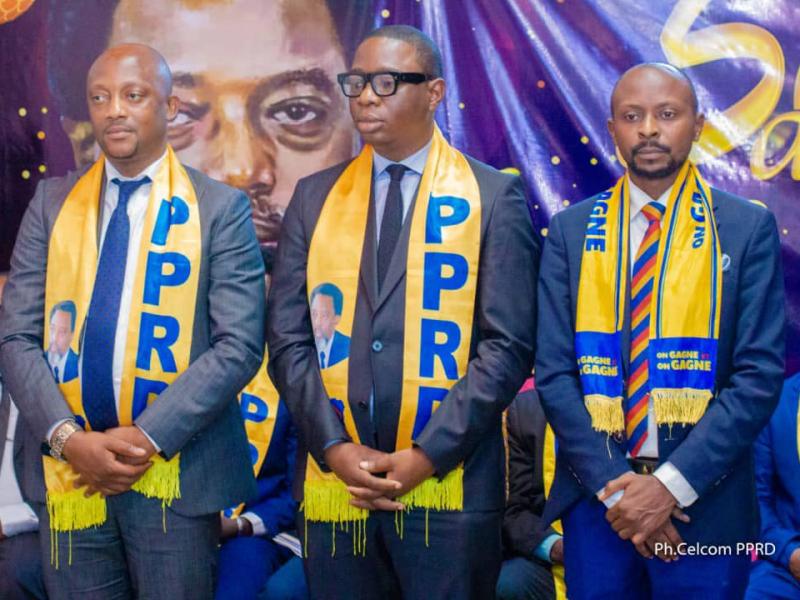Quelques jeunes du PPRD dont Jean-Serge Tshiben au milieu nommé parmi les secrétaires nationaux en charge de la communication