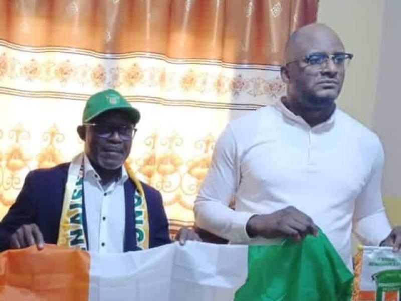 Otis Ngoma avec un dirigeant du FC Renaissance, lors de la signature du contrat.