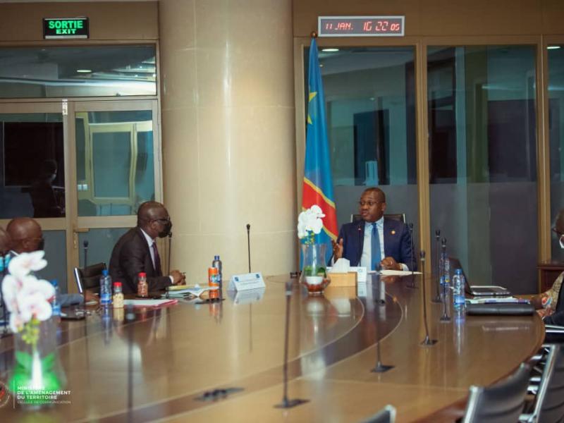 Le ministre d'État en charge d'aménagement du territoire, Guy Loando Mboyo en entretien avec la société IIB-DG