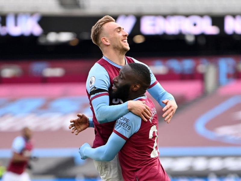 Arthur Masuaku en pleine célébration d'un but avec Jarrod Bowen.