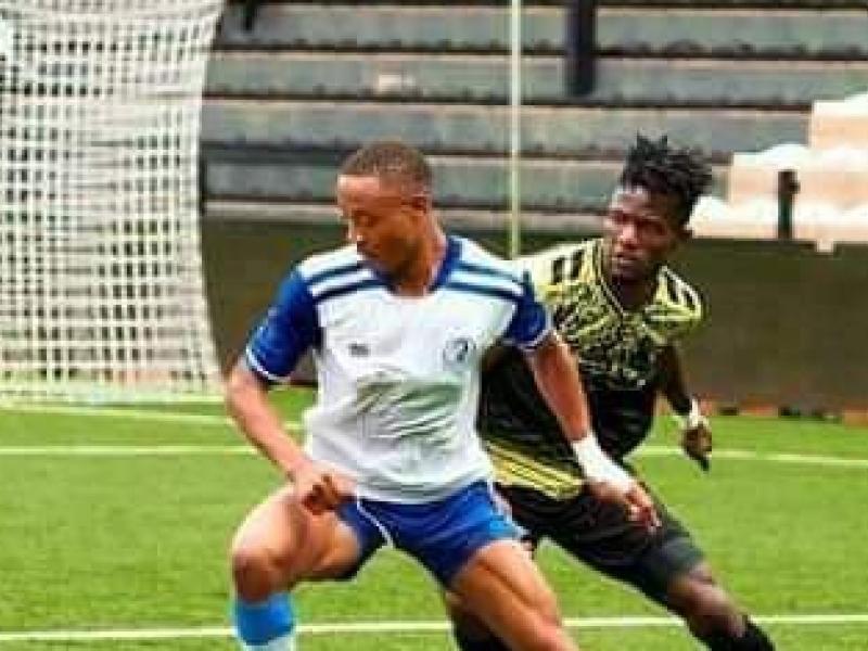 Un joueur de V.Club en duel avec celui de Don Bosco, au stade TP Mazembe.