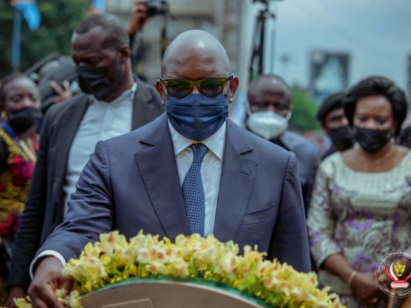 Le premier ministre, Sama Lukonde dépose une gerbe de fleurs au monument de Lumumba