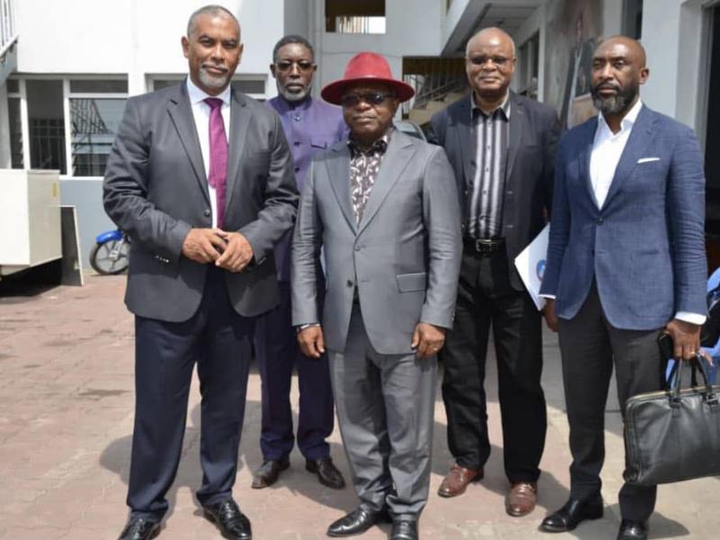 Une photo de famille prise après la première réunion de la cellule d'implantation d'Ensemble pour la République