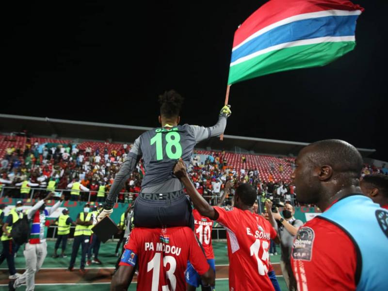Le portier gambien, auteur d'un match XXL face à la Tunisie, avec à la clé un penalty arrêté, est ici porté en triomphe par ses coéquipiers qui célèbrent la 1ère qualif du pays aux 8èmes