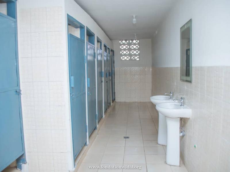 Latrines du camp Lufungula rénovées par Widal fondation de Guy Loando