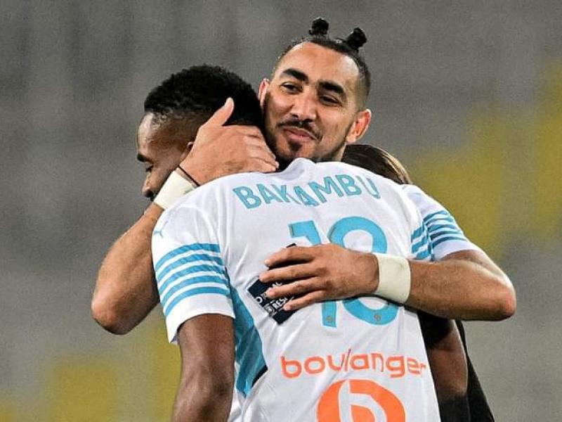 Cédric Bakambu en accolade avec Dimitri Payet.
