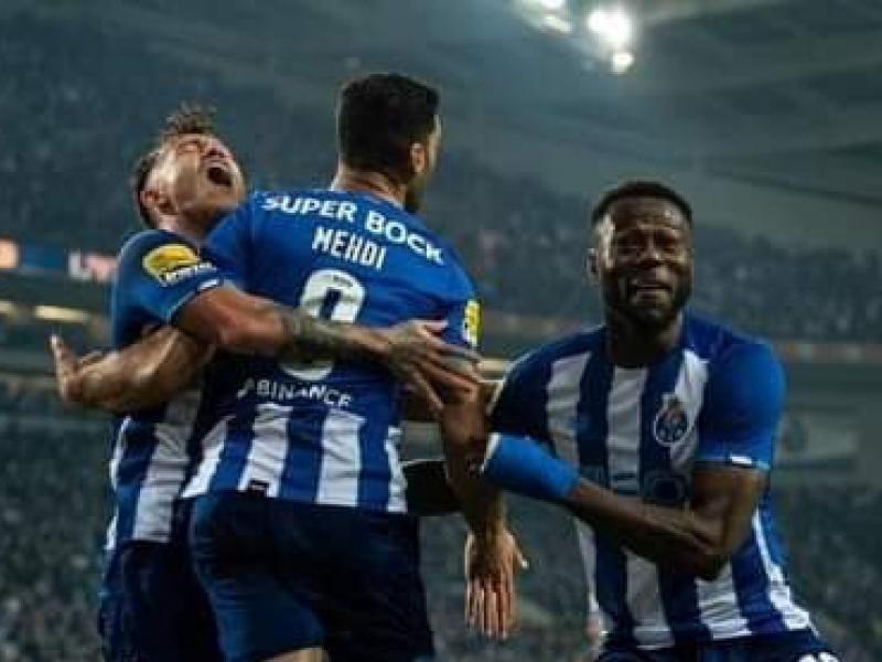 Chancel Mbemba en pleine célébration d'un but avec ses coéquipiers du FC Porto.