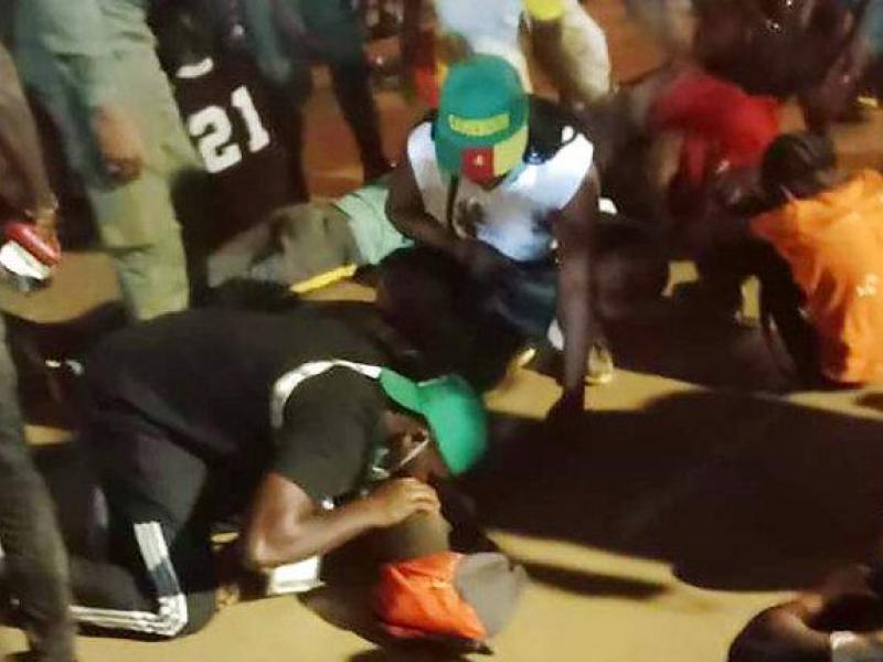 Des supporters viennent en aide aux victimes de la bousculade qui a eu lieu à l'extérieur du stade Olembe de Yaoundé.
