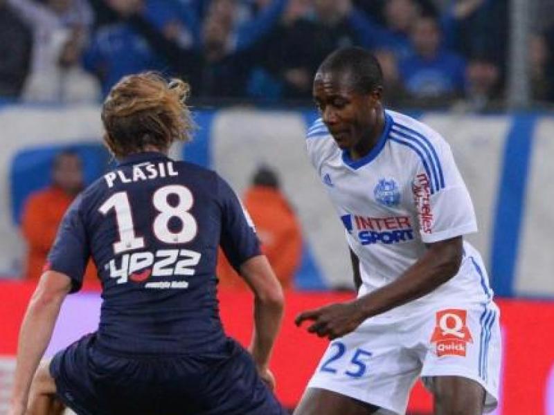 Giannelli Imbula, sous les couleurs de l'OM, en duel avec l'ancien capitaine de Bordeaux, Jaroslav Plasil, lors d'une rencontre de Ligue 1.