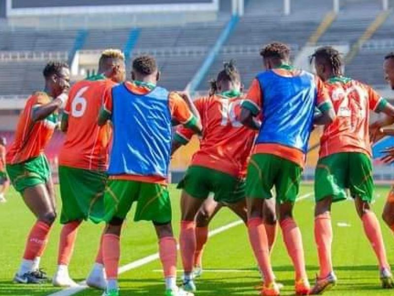 Les joueurs du FC Renaissance du Congo, en pleine célébration d'un but, au stade des martyrs de Kinshasa.
