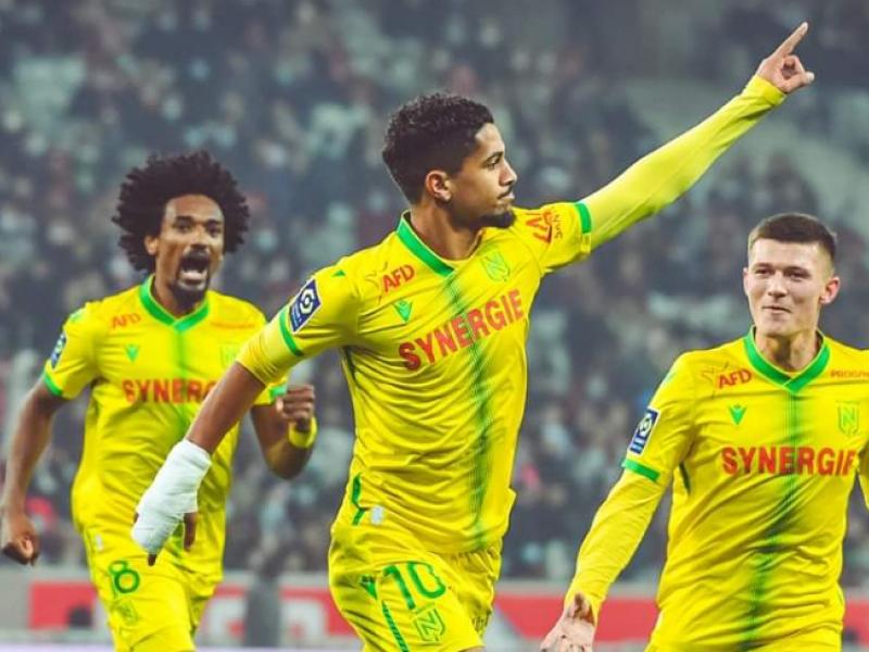 Samuel Moutoussamy en pleine célébration d'un but avec ses coéquipiers du FC Nantes.