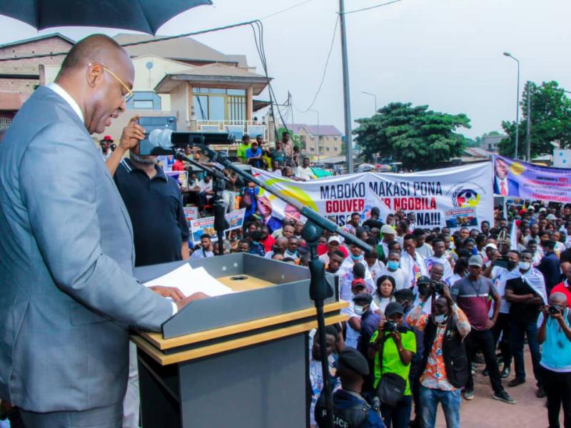 Le Gouverneur de la Ville de Kinshasa, Gentiny Ngobila lance les travaux de la réhabilitation de la route CECOMAF dans la Commune de Ndjili