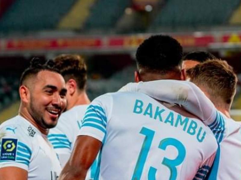 Cédric Bakambu et ses coéquipiers de l'Olympique de Marseillew en pleine célébration d'un but.