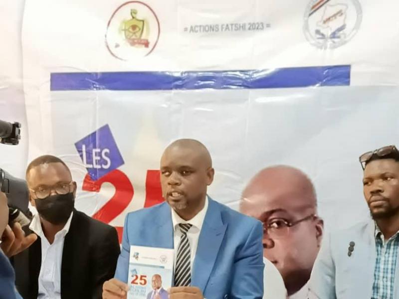 Patrick T.Onoya lors de la présentation du recueil les 25 actions clés de Fatshi