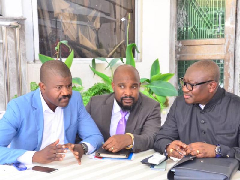 Le  Coordonnateur de l'UJCC Mukenge Totoro entouré de deux invités lors des assises des jeunes tenues à l'hôtel Venus