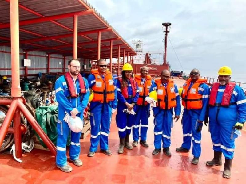 Le ministre des hydrocarbures Didier Budimbu (deuxième à gauche) au siège de Perenco à Moanda