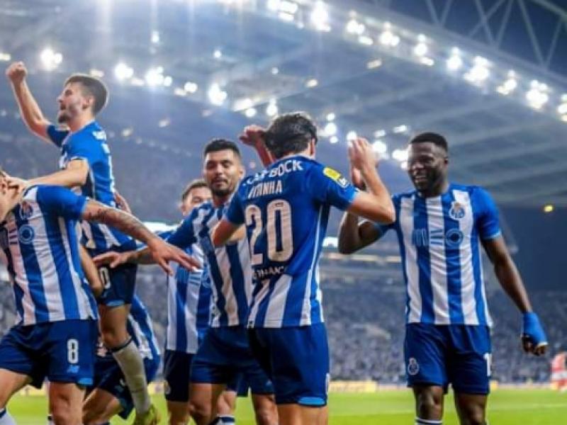 Chancel Mbemba en pleine célébration d'un but avec ses coéquipiers du FC Porto.