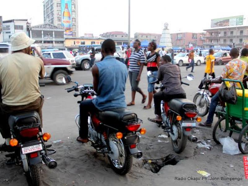 Les conducteurs des taxis motos au parking [ photo d'illustration]