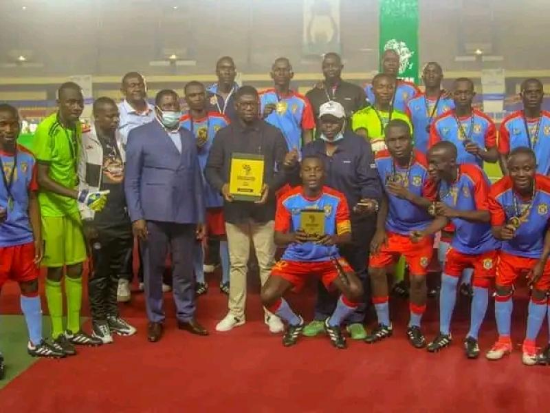 Les représentants congolais célèbrent le titre de champion scolaire panafricain, au côté du ministre des sports, Serge Nkonde Chembo.