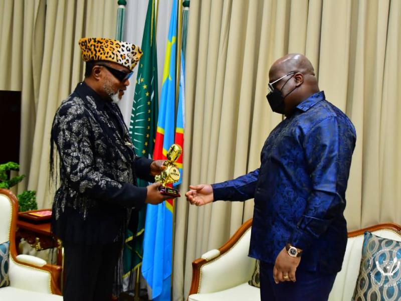 Le chanteur congolais Koffi Olomide  remet son dernier trophée au Chef de l'état Félix Tshisekedi