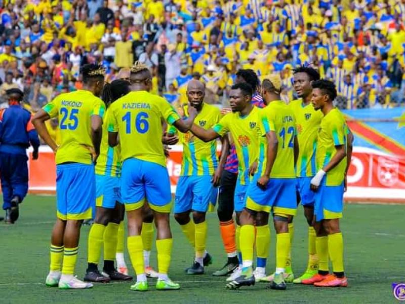 Les joueurs du Saint Éloi Lupopo au stade Kibasa Maliba de Lubumbashi