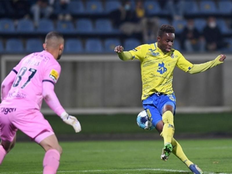 André Bukia en duel avec le portier du FC Vizela, lors d'une rencontre de Liganos. [Photo d'illustration]