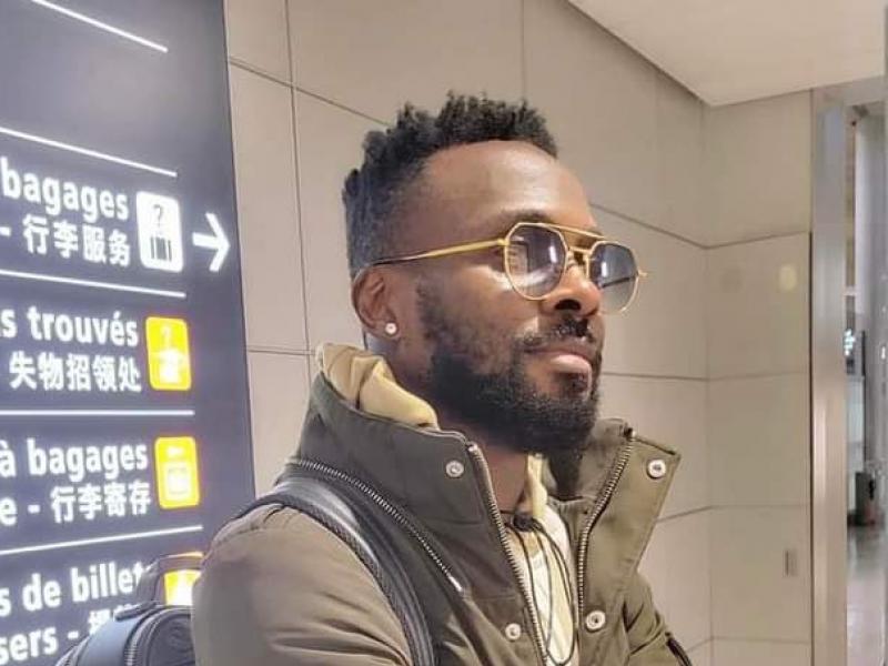 Le chanteur, Héritier Wata à l'aéroport Charles de Gaulle à Paris.