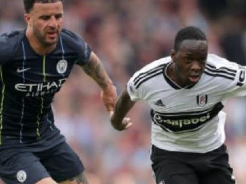 Neeskens Kebano, en duel avec le défenseur de Manchester City, Kyle Walker.