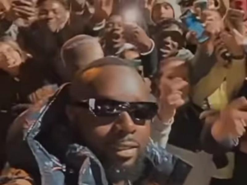 GIMS avec ses fans, devant le Dôme de Marseille.